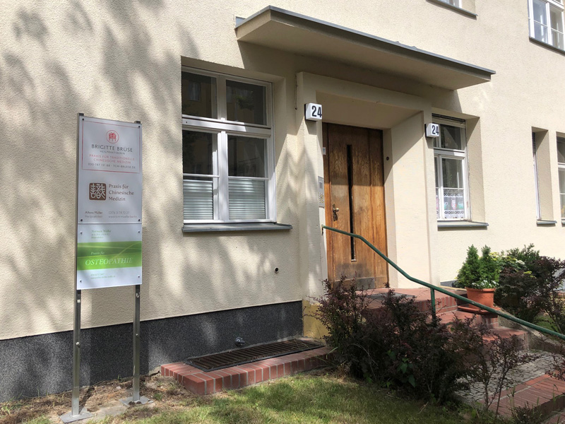 Außenansicht der Osteopathie Praxis Berlin in der Wiesbadener Straße 24